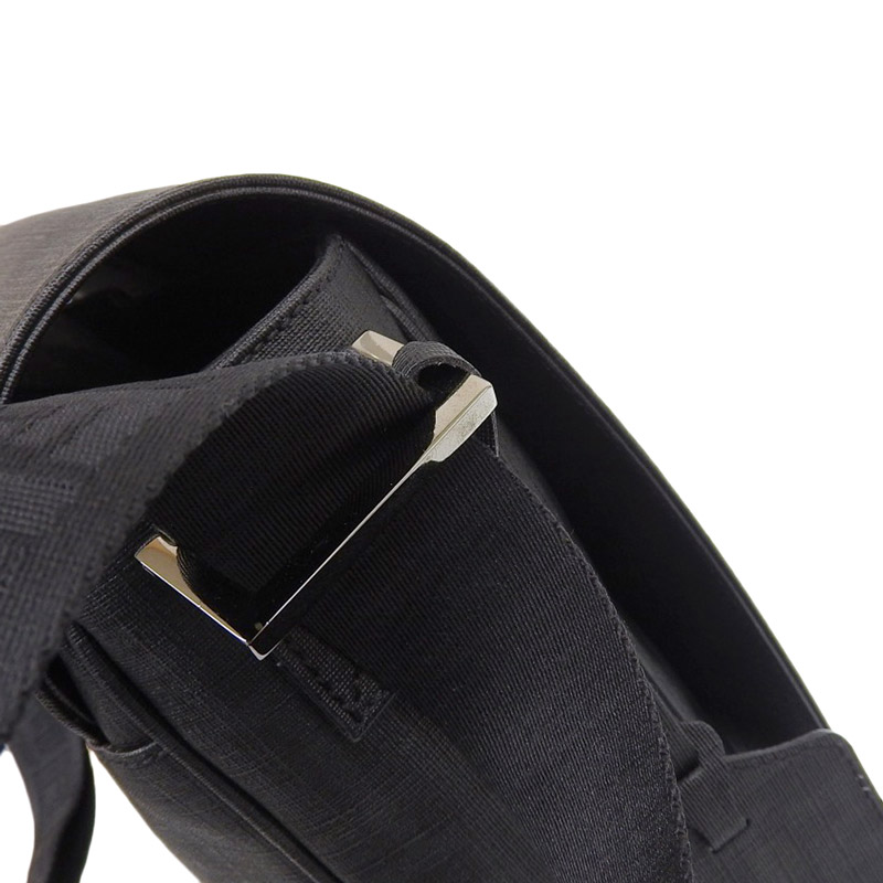 http://フェンディ%20FENDI%20ズッカ%20ショルダーバッグ%20メッセンジャーバッグ%20PVC%20ブラック%20グレー%207VA195%20中古%20OB1965