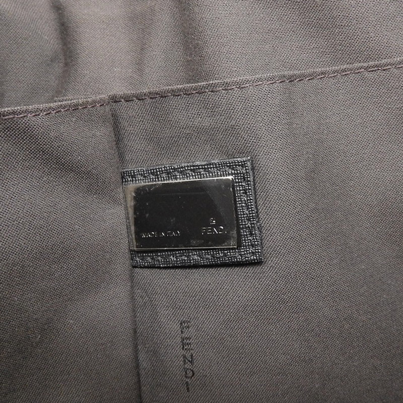http://フェンディ%20FENDI%20ズッカ%20ショルダーバッグ%20メッセンジャーバッグ%20PVC%20ブラック%20グレー%207VA195%20中古%20OB1965