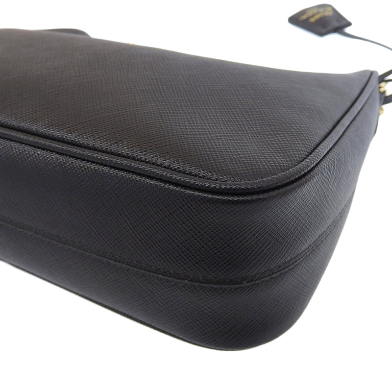 http://プラダ%20PRADA%20Re-Edition%202WAYバッグ%20ショルダーバッグ%20ハンドバッグ%20サフィアーノ%20レザー%20ブラック%201BH204%20中古%20OB1968