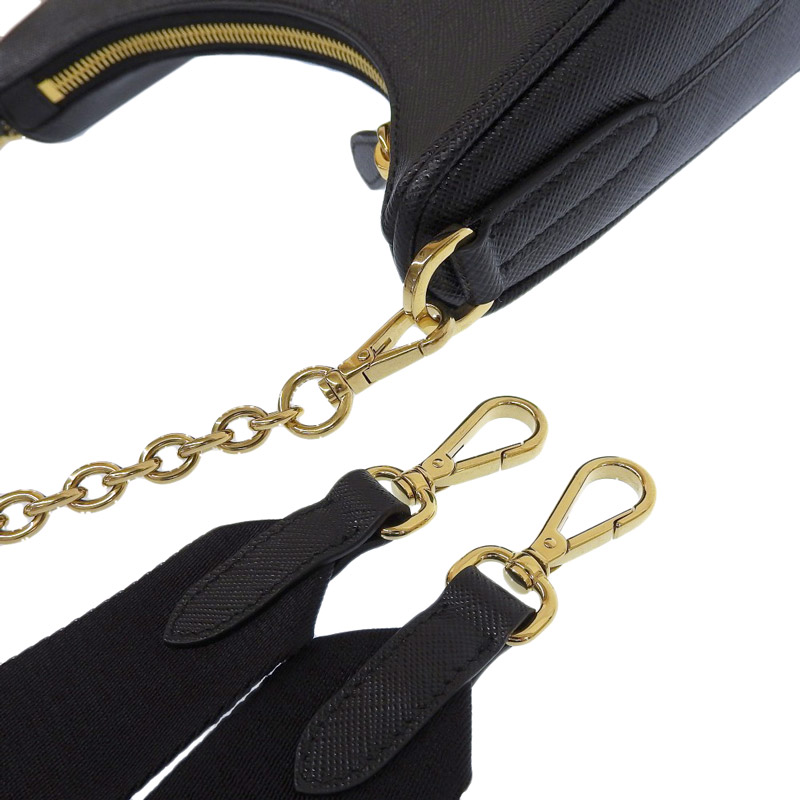 http://プラダ%20PRADA%20Re-Edition%202WAYバッグ%20ショルダーバッグ%20ハンドバッグ%20サフィアーノ%20レザー%20ブラック%201BH204%20中古%20OB1968
