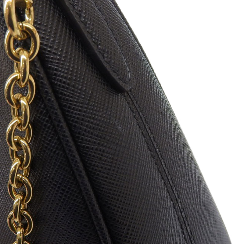 http://プラダ%20PRADA%20Re-Edition%202WAYバッグ%20ショルダーバッグ%20ハンドバッグ%20サフィアーノ%20レザー%20ブラック%201BH204%20中古%20OB1968
