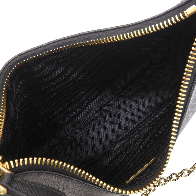 http://プラダ%20PRADA%20Re-Edition%202WAYバッグ%20ショルダーバッグ%20ハンドバッグ%20サフィアーノ%20レザー%20ブラック%201BH204%20中古%20OB1968