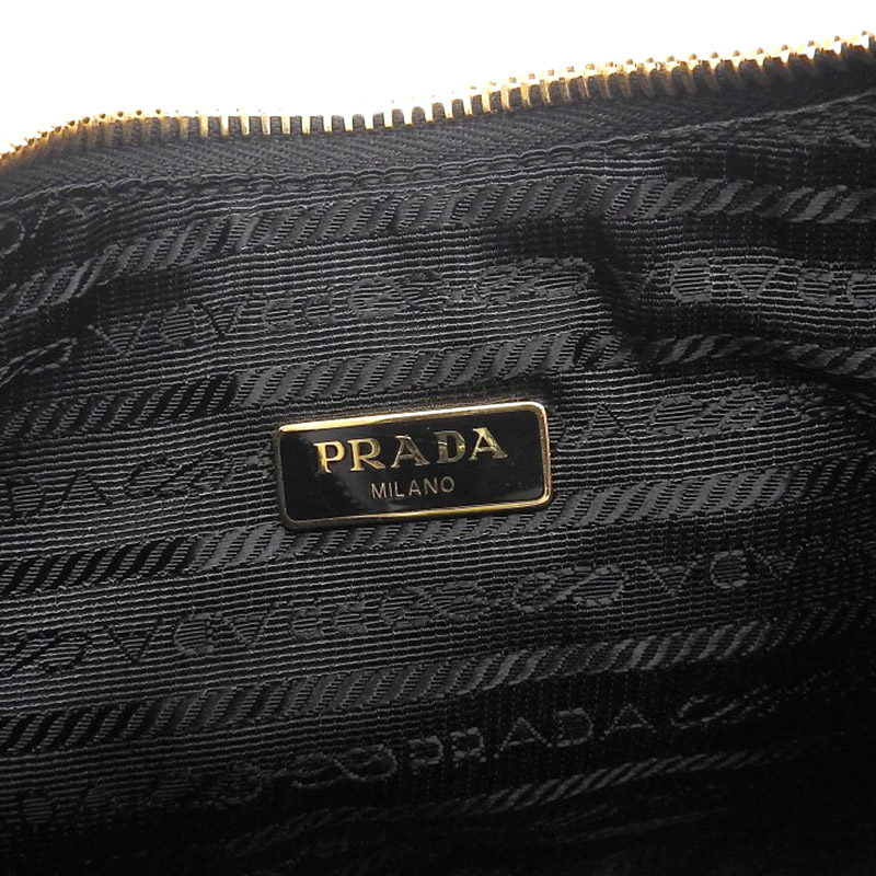 http://プラダ%20PRADA%20Re-Edition%202WAYバッグ%20ショルダーバッグ%20ハンドバッグ%20サフィアーノ%20レザー%20ブラック%201BH204%20中古%20OB1968