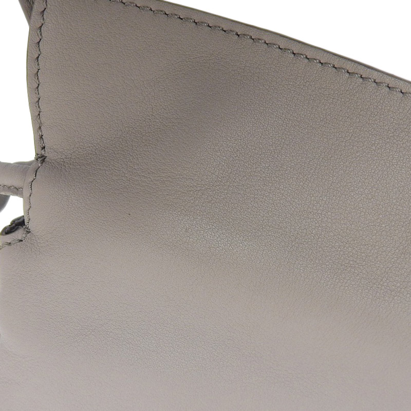 http://ロエベ%20LOEWE%20フラメンコクラッチミニ%202WAYバッグ%20ショルダーバッグ%20レザー%20グレー%20中古%20OB1975