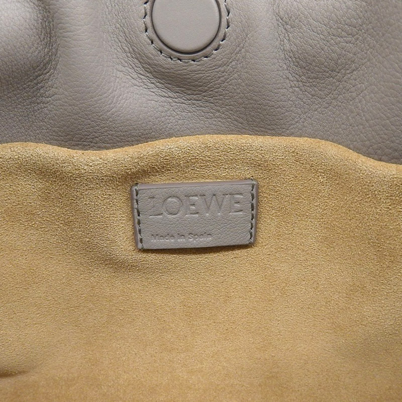http://ロエベ%20LOEWE%20フラメンコクラッチミニ%202WAYバッグ%20ショルダーバッグ%20レザー%20グレー%20中古%20OB1975