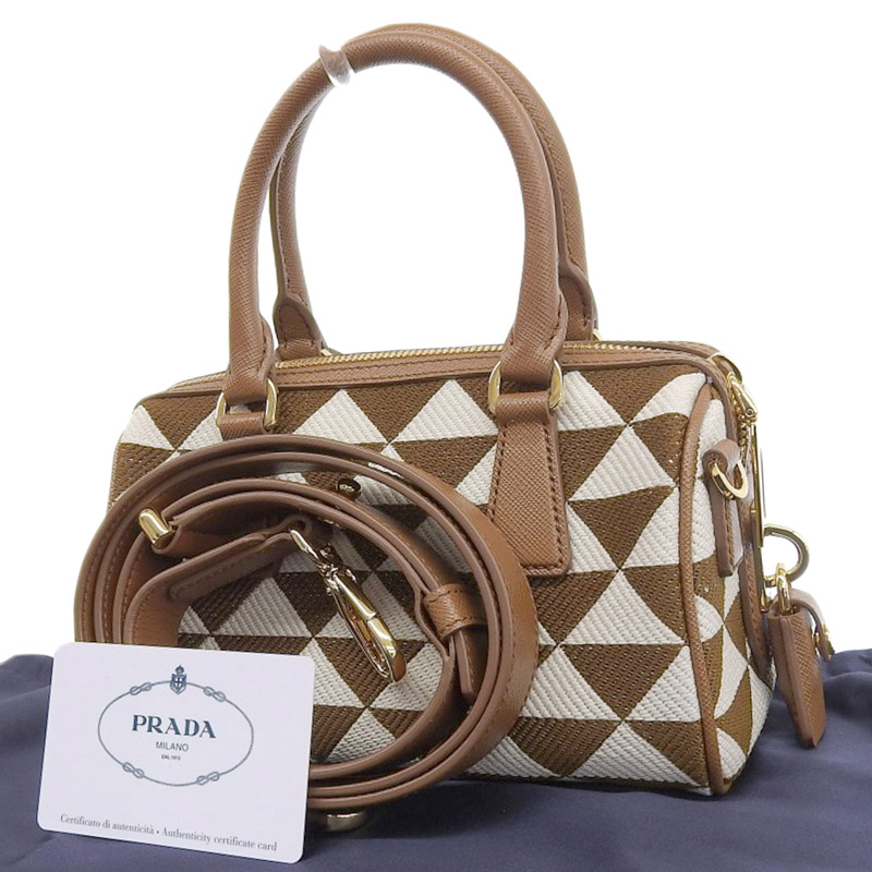 http://プラダ%20PRADA%20シンボル%20エンブロイダリー%20トップハンドルバッグ%202WAY%20ファブリック/レザー%20ブラウン/ホワイト%201BB846%20美品%20OB1976