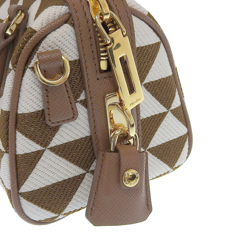 http://プラダ%20PRADA%20シンボル%20エンブロイダリー%20トップハンドルバッグ%202WAY%20ファブリック/レザー%20ブラウン/ホワイト%201BB846%20美品%20OB1976
