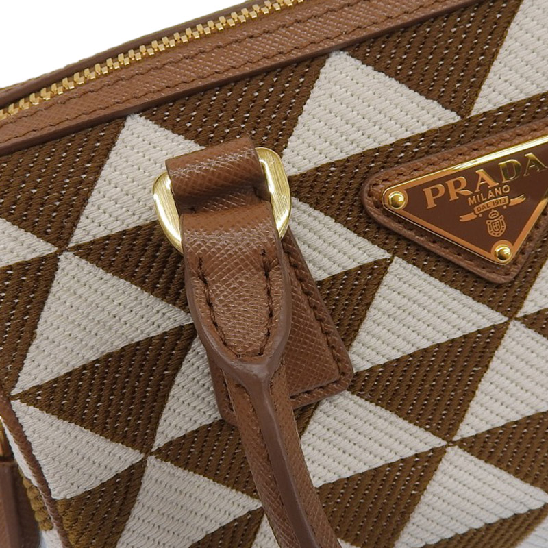 http://プラダ%20PRADA%20シンボル%20エンブロイダリー%20トップハンドルバッグ%202WAY%20ファブリック/レザー%20ブラウン/ホワイト%201BB846%20美品%20OB1976