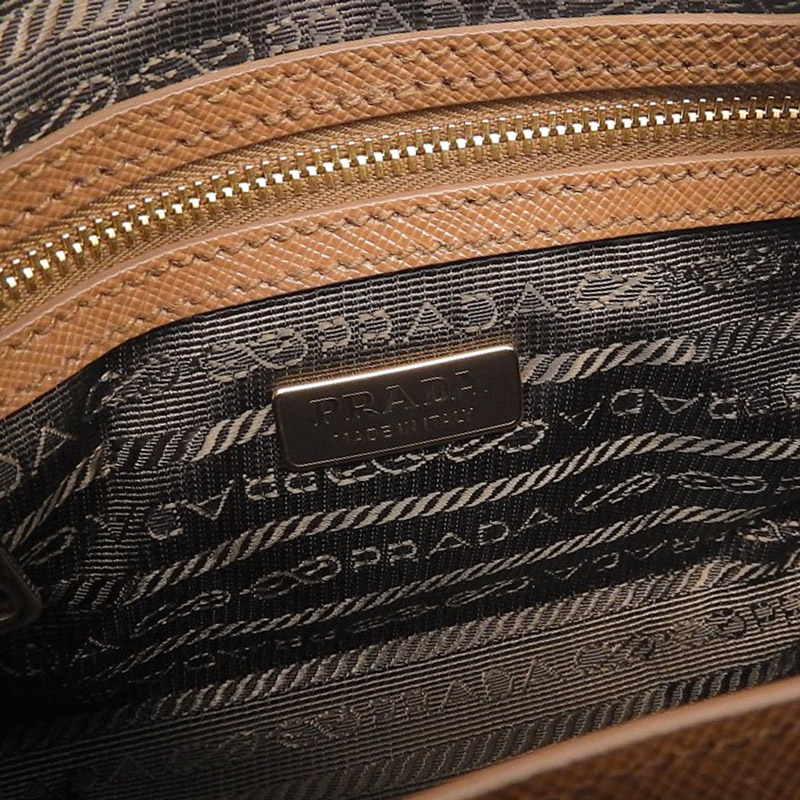 http://プラダ%20PRADA%20シンボル%20エンブロイダリー%20トップハンドルバッグ%202WAY%20ファブリック/レザー%20ブラウン/ホワイト%201BB846%20美品%20OB1976