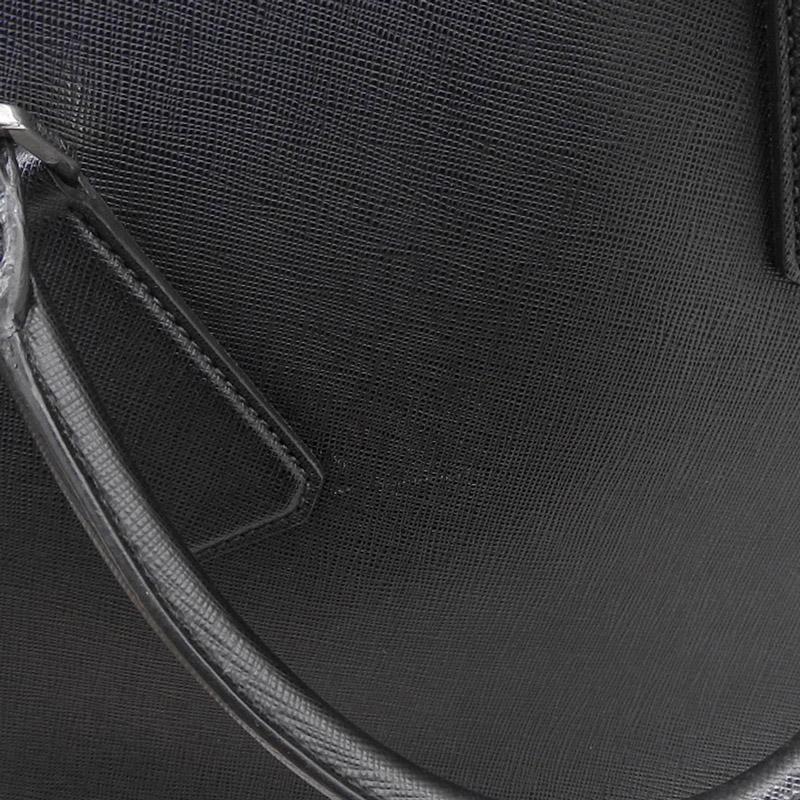 http://プラダ%20PRADA%20トートバッグ%20ビジネスバッグ%20サフィアーノ%20レザー%20ブラック%202VG079%20中古%20OB1980