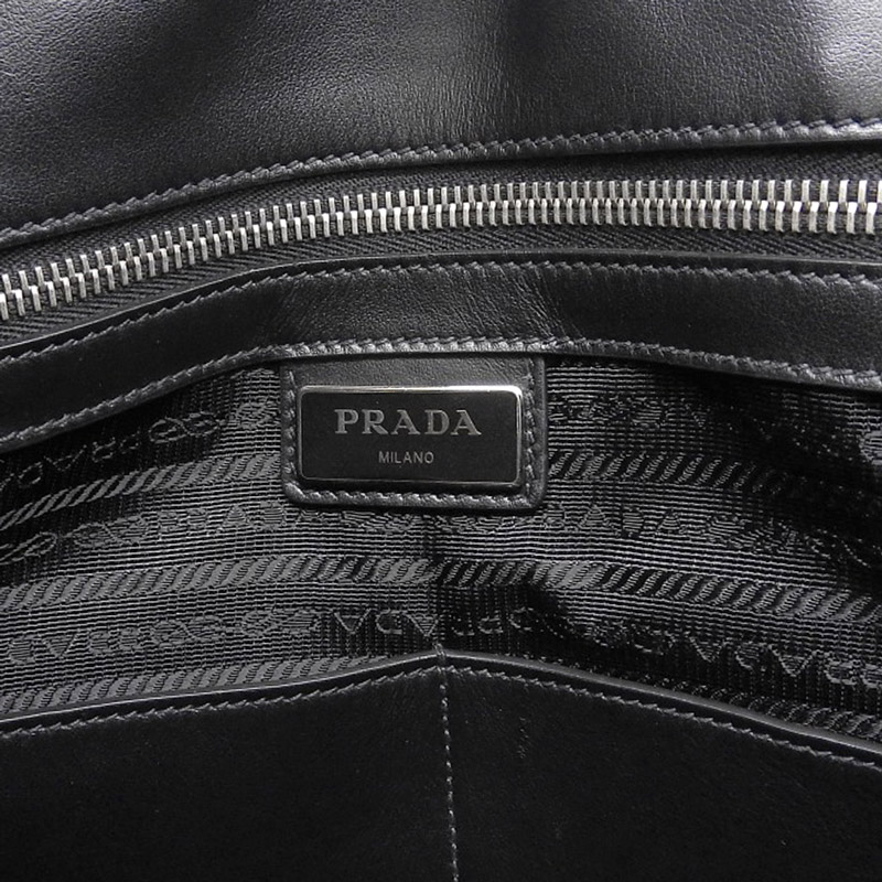 http://プラダ%20PRADA%20トートバッグ%20ビジネスバッグ%20サフィアーノ%20レザー%20ブラック%202VG079%20中古%20OB1980