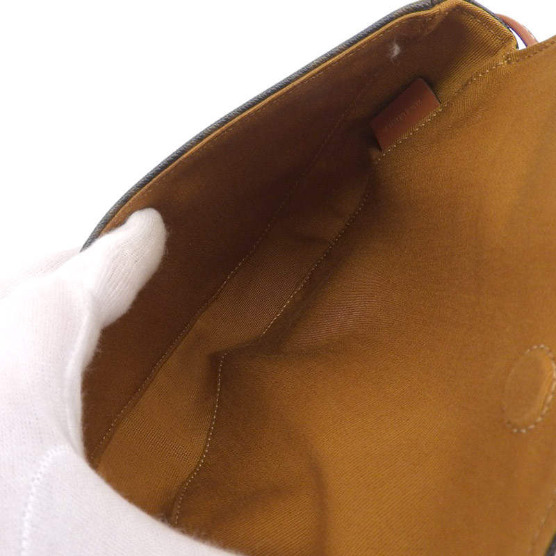 http://セリーヌ%20CELINE%20トライアングルバッグ%20ショルダーバッグ%20トリオンフキャンバス%20ブラウン%20タン%20195902BZK.04LI%20中古%20OB1982