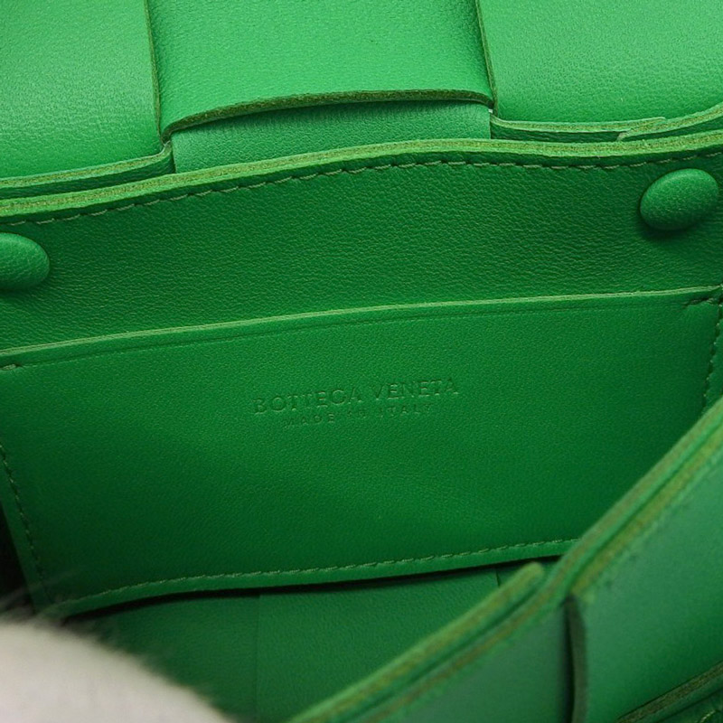 http://ボッテガヴェネタ%20BOTTEGA%20VENETA%20マキシイントレチャート%20キャンディ%20カセット%20ショルダー%20レザー%20グリーン%20666688%20美品%20OB1992