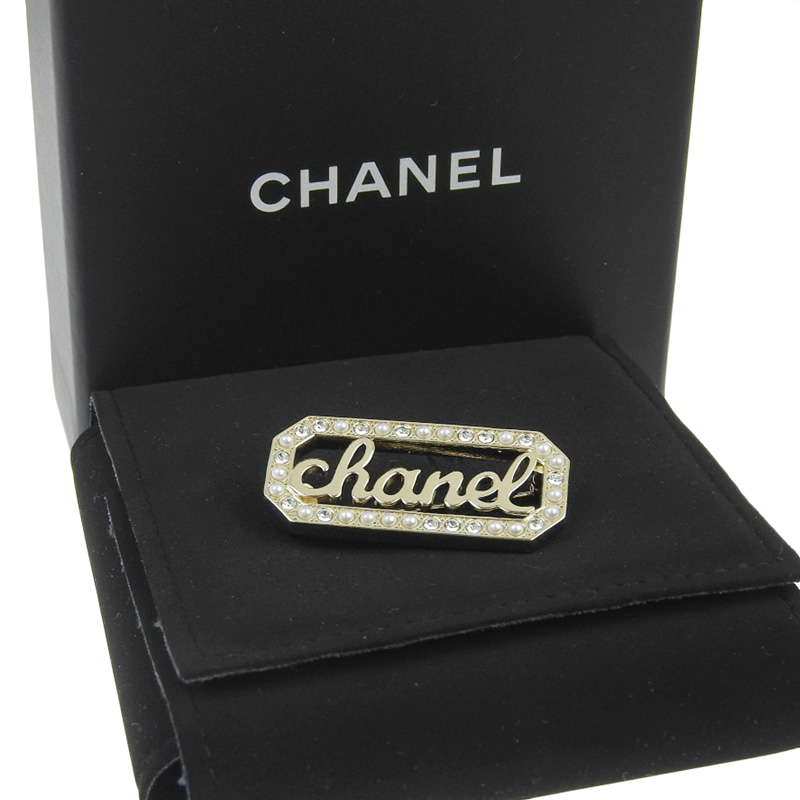 http://シャネル%20CHANEL%20ブローチ%20ロゴ%20フェイクパール%20ラインストーン%20ゴールド色%20L23B%20中古%20CH0942
