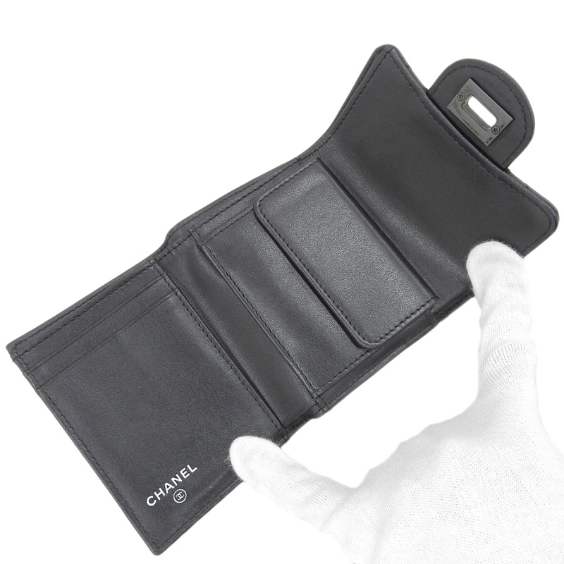 http://シャネル%20CHANEL%20マトラッセ%20コンパクトウォレット%20三つ折り財布%20レザー%20ブラック%20中古%20CH0949