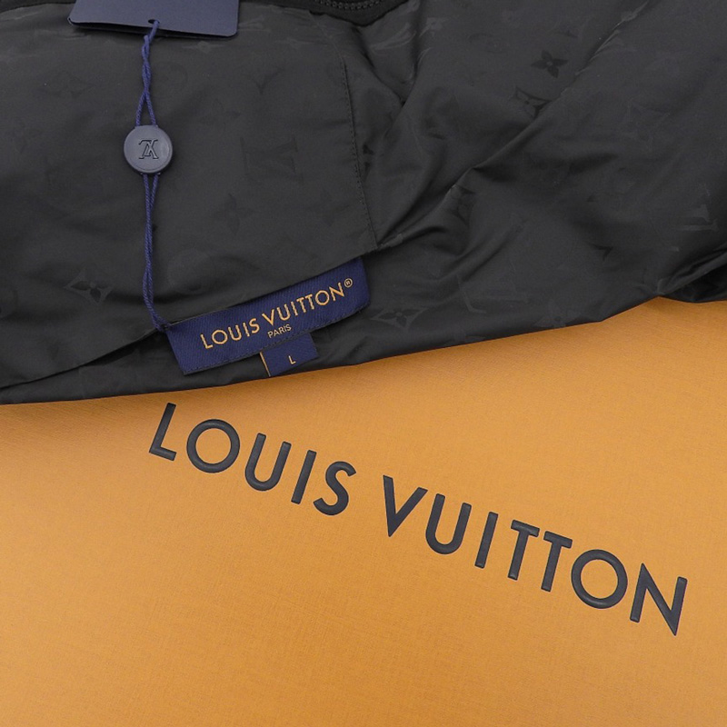 http://ルイヴィトン%20LOUIS%20VUITTON%20モノグラム%20リバーシブル%20ブルゾン%20ジャケット%20ナイロン/コットン%20ブラック%20#L%20美品%20LV1597
