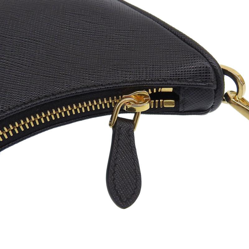 http://プラダ%20PRADA%20Re-Edition%202WAYバッグ%20ショルダーバッグ%20ハンドバッグ%20サフィアーノ%20レザー%20ブラック%201BH204%20中古%20OB1968