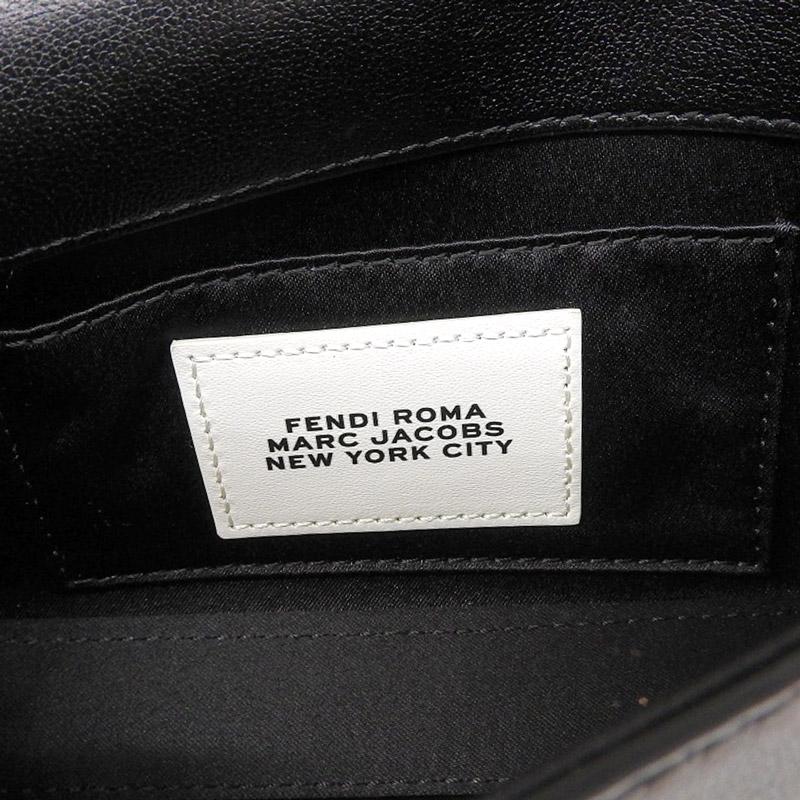 http://フェンディ%20FENDI%20マークジェイコブスコラボ%20バゲット%20フォンポーチ%202WAYバッグ%20ショルダー%20レザー%20ブラック%207AS142%20中古%20OB1974
