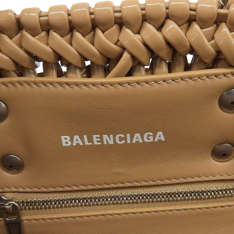 http://バレンシアガ%20BALENCIAGA%20ビストロバスケットXXS%202WAYバッグ%20ハンドバッグ%20エナメル%20ベージュ%20678028%20中古%20OB1998