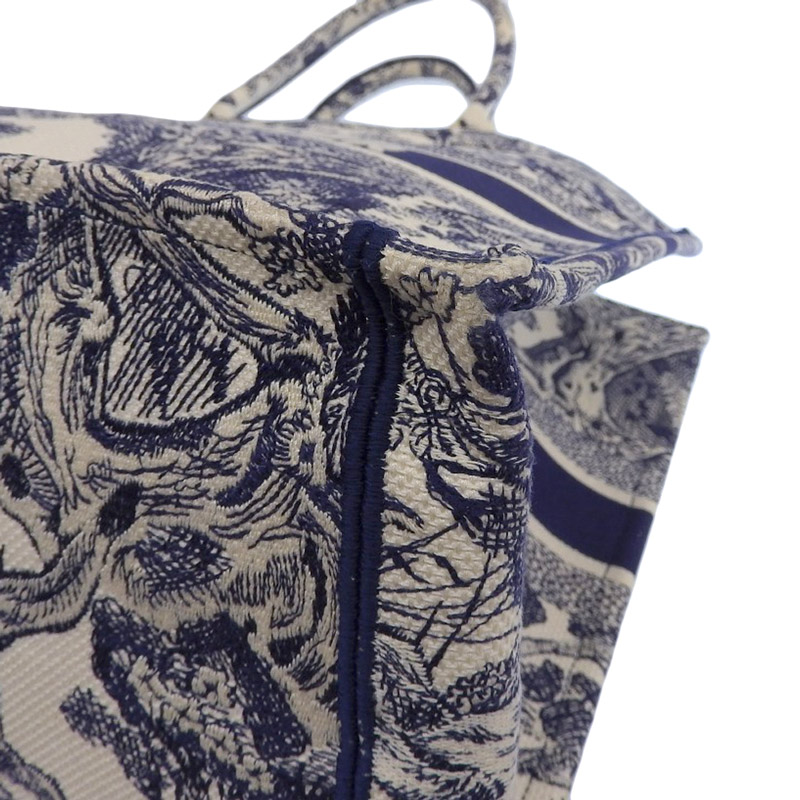 http://ディオール%20CHRISTIAN%20DIOR%20ブックトート%20ラージ%20トワル%20ドゥ%20ジュイ%20エンブロイダリー%20ネイビー/ホワイト%20中古%20OB2044