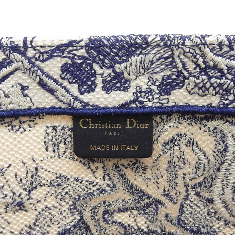 http://ディオール%20CHRISTIAN%20DIOR%20ブックトート%20ラージ%20トワル%20ドゥ%20ジュイ%20エンブロイダリー%20ネイビー/ホワイト%20中古%20OB2044