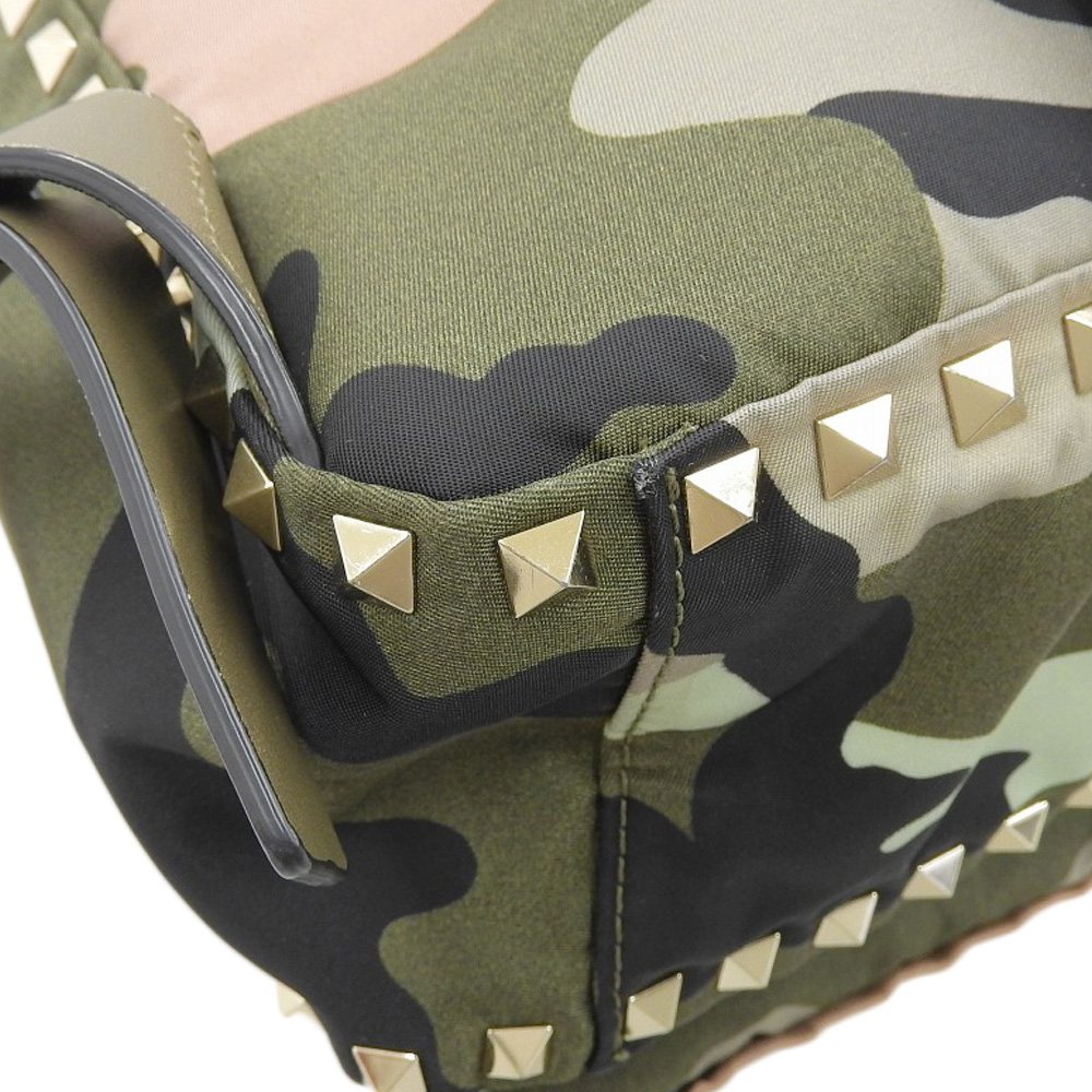 http://ヴァレンティノ%20VALENTINO%20バックパック%20リュックサック%20スタッズ%20ナイロン/レザー%20グリーン系%20迷彩柄%20カモフラ−ジュ%20中古%20OB2075