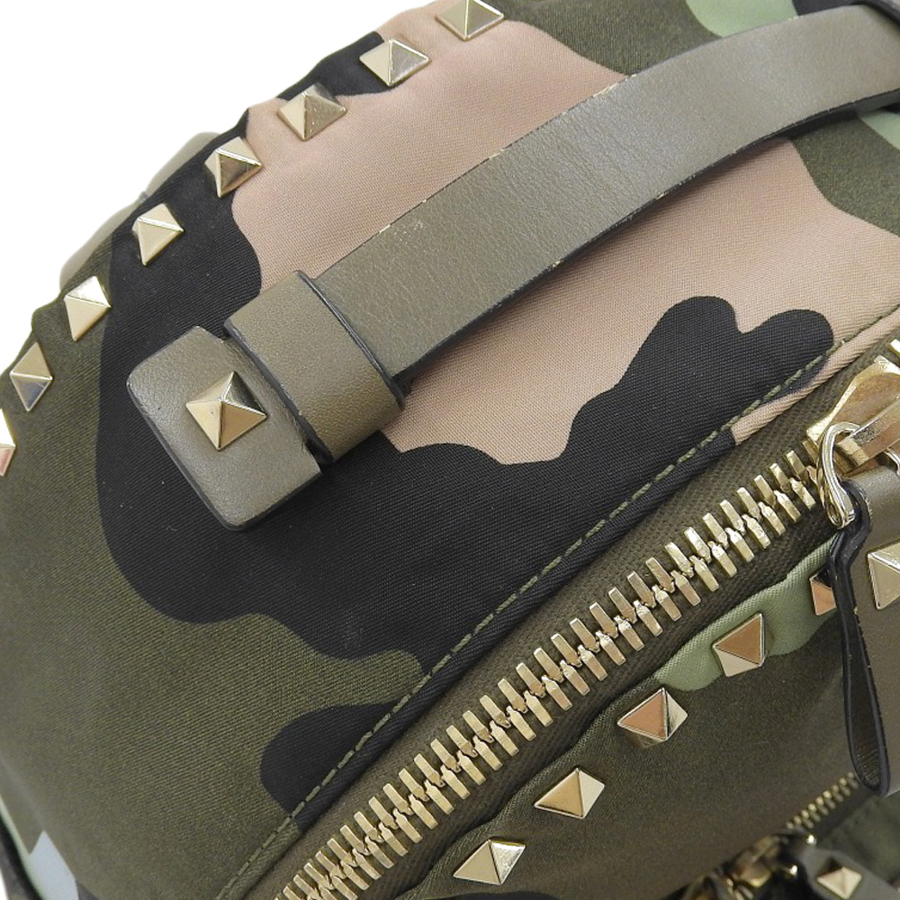 http://ヴァレンティノ%20VALENTINO%20バックパック%20リュックサック%20スタッズ%20ナイロン/レザー%20グリーン系%20迷彩柄%20カモフラ−ジュ%20中古%20OB2075