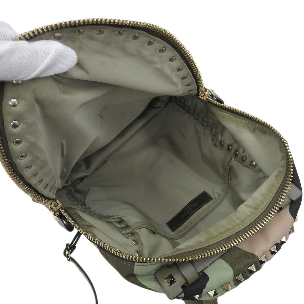 http://ヴァレンティノ%20VALENTINO%20バックパック%20リュックサック%20スタッズ%20ナイロン/レザー%20グリーン系%20迷彩柄%20カモフラ−ジュ%20中古%20OB2075