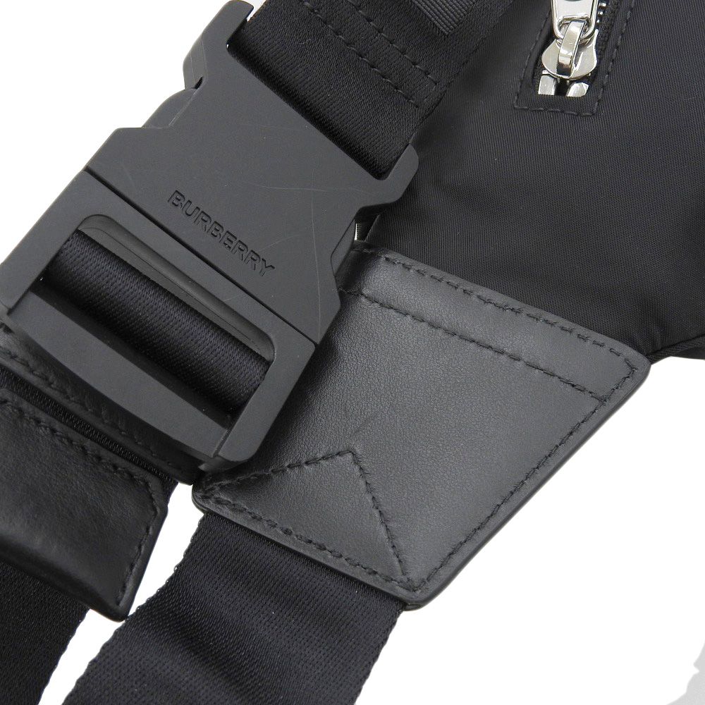 http://バーバリー%20BURBERRY%20ベルトバッグ%20ボディバッグ%20ウエストバッグ%20ナイロン%20ブラック%20中古%20OB2076