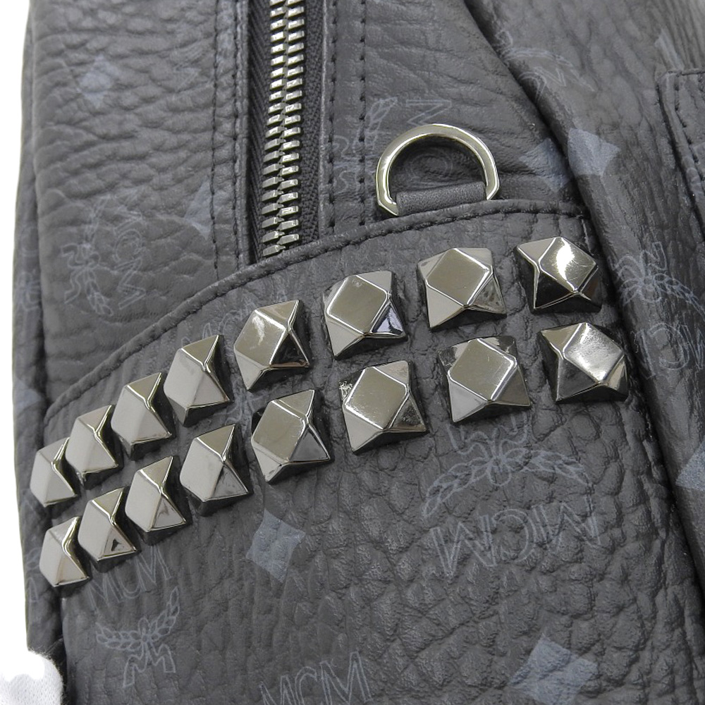 http://エムシーエム%20MCM%20バックパック%20リュックサック%20スタッズ%20レザー%20ブラック%20中古%20OB2083