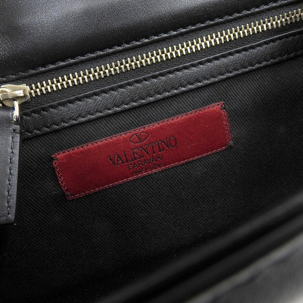 http://ヴァレンティノ%20VALENTINO%20ショルダーバッグ%20スタッズ%20レザー%20ブラック%20中古%20OB2088