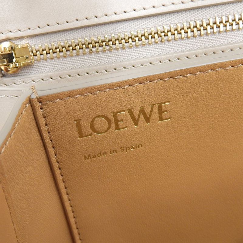 http://ロエベ%20LOEWE%20ゴヤバッグ%20ミディアム%20ショルダーバッグ%20レザー%20ライトゴースト%20A896N01X03%20中古%20OB2102