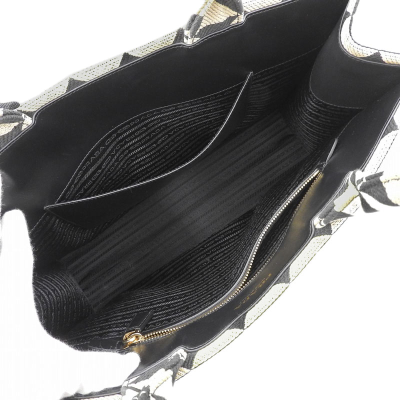 http://プラダ%20PRADA%20シンボル%20エンブロイダリー%20トートバッグ%20ファブリック/レザー%20ブラック/ベージュ%201BA356%20中古%20OB2130