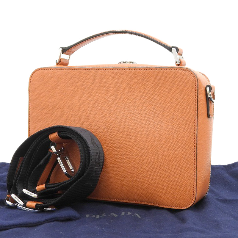 http://プラダ%20PRADA%20ブリック%202WAYバッグ%20ハンドバッグ%20ショルダーバッグ%20サフィアーノレザー%20オレンジ%202VH069%20中古%20OB2140