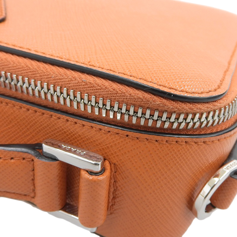 http://プラダ%20PRADA%20ブリック%202WAYバッグ%20ハンドバッグ%20ショルダーバッグ%20サフィアーノレザー%20オレンジ%202VH069%20中古%20OB2140