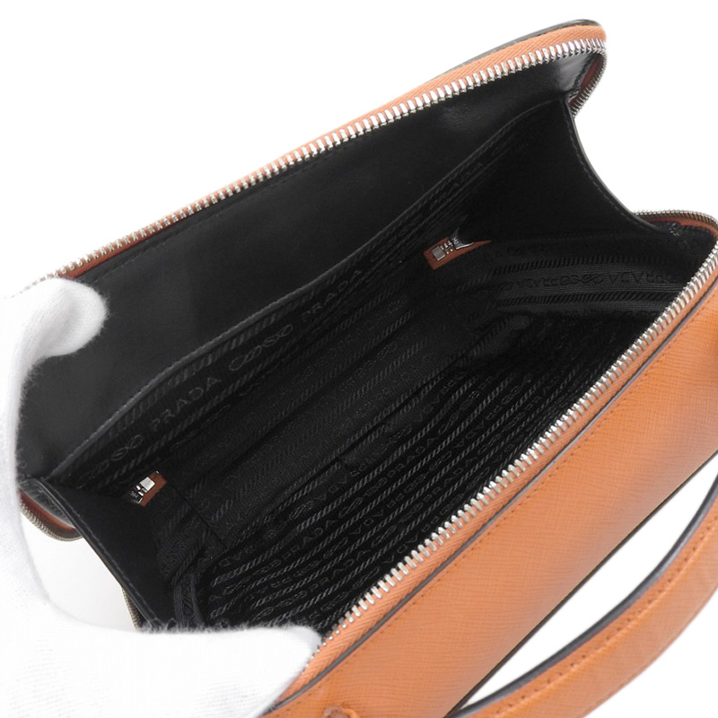 http://プラダ%20PRADA%20ブリック%202WAYバッグ%20ハンドバッグ%20ショルダーバッグ%20サフィアーノレザー%20オレンジ%202VH069%20中古%20OB2140