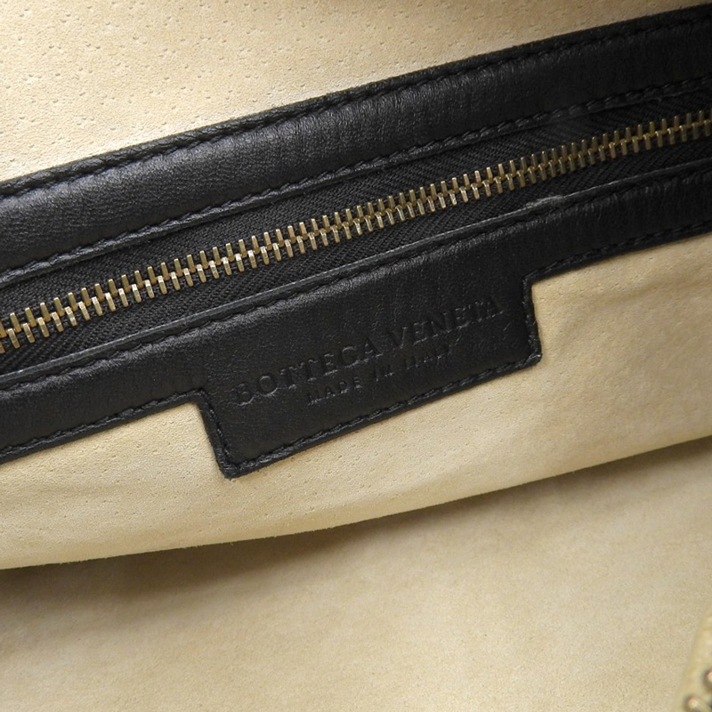 http://ボッテガヴェネタ%20BOTTEGA%20VENETA%20イントレチャート%20ホーボー%20ショルダーバッグ%20ワンショルダー%20レザー%20黒%20115653%20中古%20OB2145