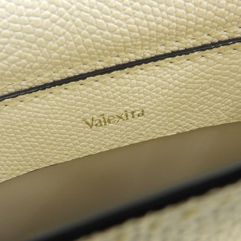 http://ヴァレクストラ%20Valextra%20スリムB%20トラッコリーナ%20ショルダーバッグ%20レザー%20アイボリー%20中古%20OB2154