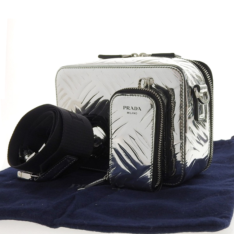 http://プラダ%20PRADA%20ブリック%20ショルダーバッグ%20レザー%20シルバー%202VH070%20中古%20OB2157