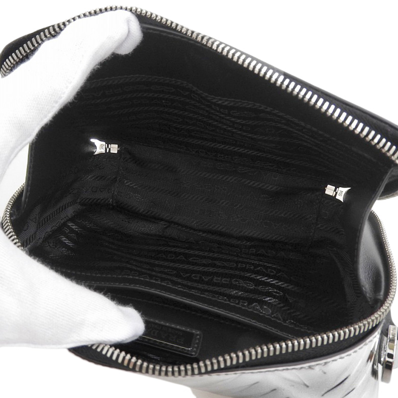 http://プラダ%20PRADA%20ブリック%20ショルダーバッグ%20レザー%20シルバー%202VH070%20中古%20OB2157