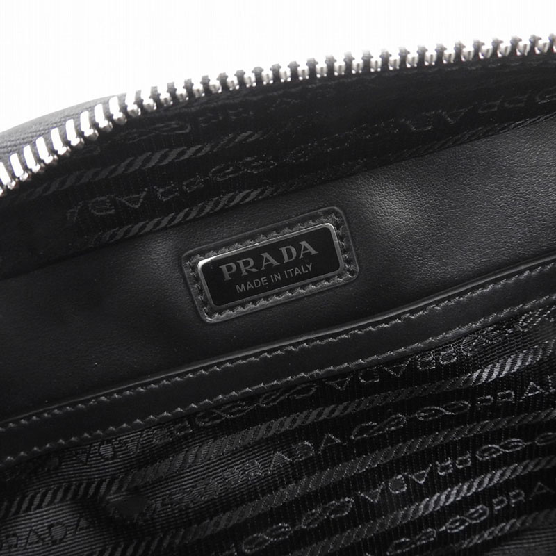 http://プラダ%20PRADA%20ブリック%20ショルダーバッグ%20レザー%20シルバー%202VH070%20中古%20OB2157