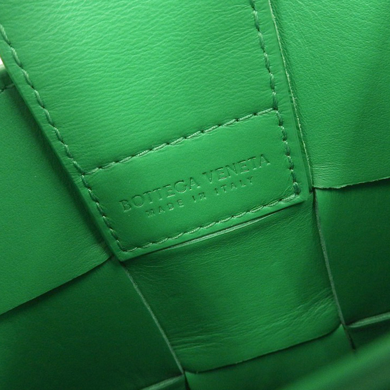 http://ボッテガヴェネタ%20BOTTEGA%20VENETA%20マキシイントレチャート%20カセットミニ%20ショルダーバッグ%20レザー%20グリーン%20中古%20OB2165
