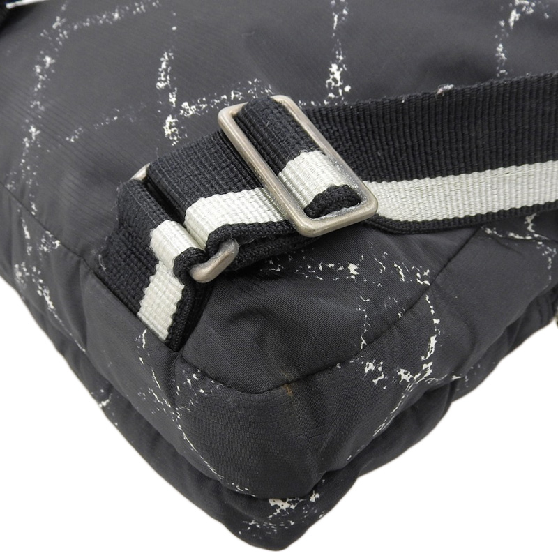 http://シャネル%20CHANEL%20トラベルライン%20リュックサック%20バックパック%20ナイロン/キャンバス%20ブラック%206番台%20中古%20CH0956