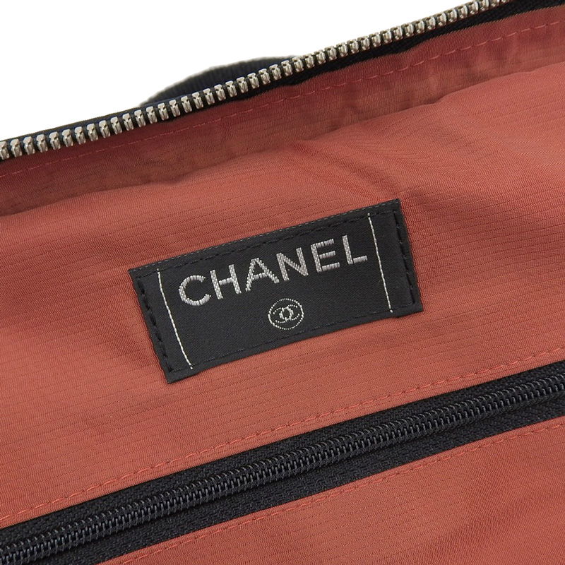 http://シャネル%20CHANEL%20トラベルライン%20リュックサック%20バックパック%20ナイロン/キャンバス%20ブラック%206番台%20中古%20CH0956