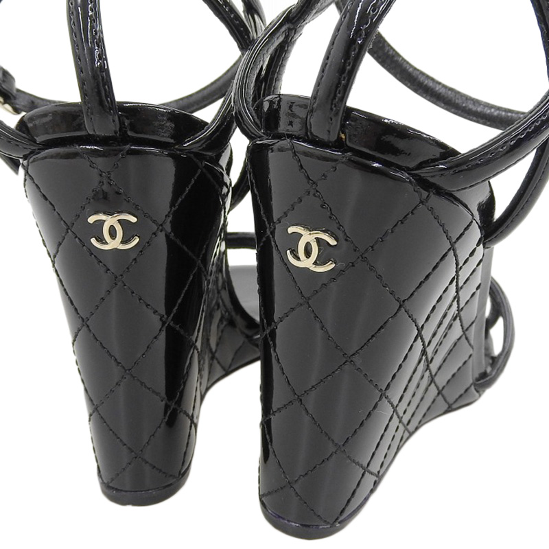 http://シャネル%20CHANEL%20マトラッセ%20サンダル%20エナメル%20ブラック%20#36C%20中古%20CH0958