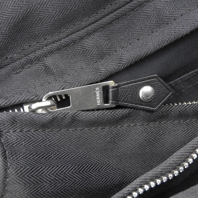 http://エルメス%20HERMES%20アカプルコ%20セカンドクシェドトワレGM%20クラッチバッグ%20トワルシェブロン/レザー%20ブラック%20中古%20HE0970