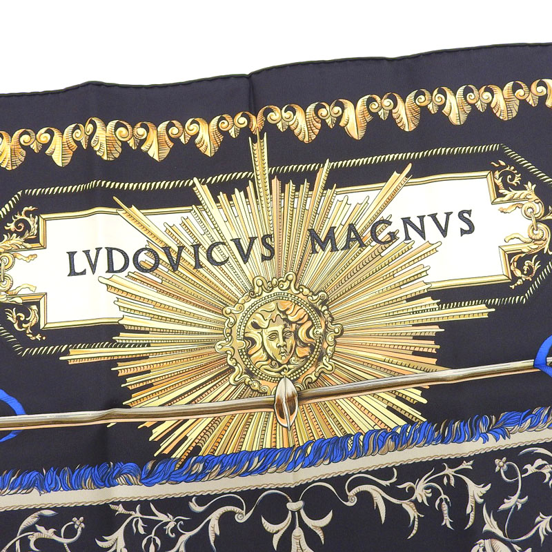 http://エルメス%20HERMES%20カレ90%20スカーフ%20「LVDOVICVS%20MAGNVS」%20「白馬にまたがったルイ１４世」%20シルク%20ブラック%20美品%20HE1003