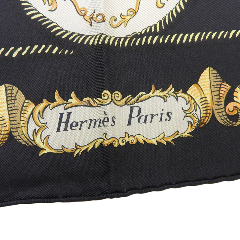 http://エルメス%20HERMES%20カレ90%20スカーフ%20「LVDOVICVS%20MAGNVS」%20「白馬にまたがったルイ１４世」%20シルク%20ブラック%20美品%20HE1003