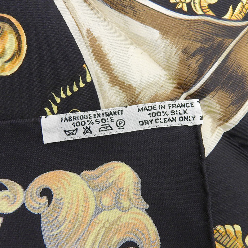 http://エルメス%20HERMES%20カレ90%20スカーフ%20「LVDOVICVS%20MAGNVS」%20「白馬にまたがったルイ１４世」%20シルク%20ブラック%20美品%20HE1003