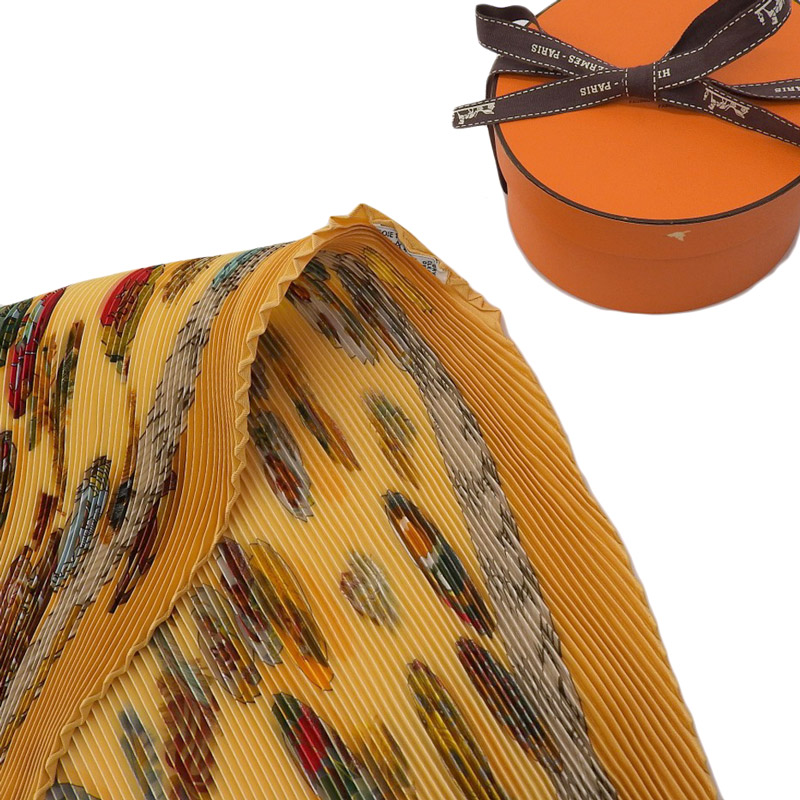 http://エルメス%20HERMES%20プリーツカレ%20スカーフ%20COUVEE%20D'HERMES%20エルメスの雛たち%20シルク%20オレンジ%20中古%20HE1101